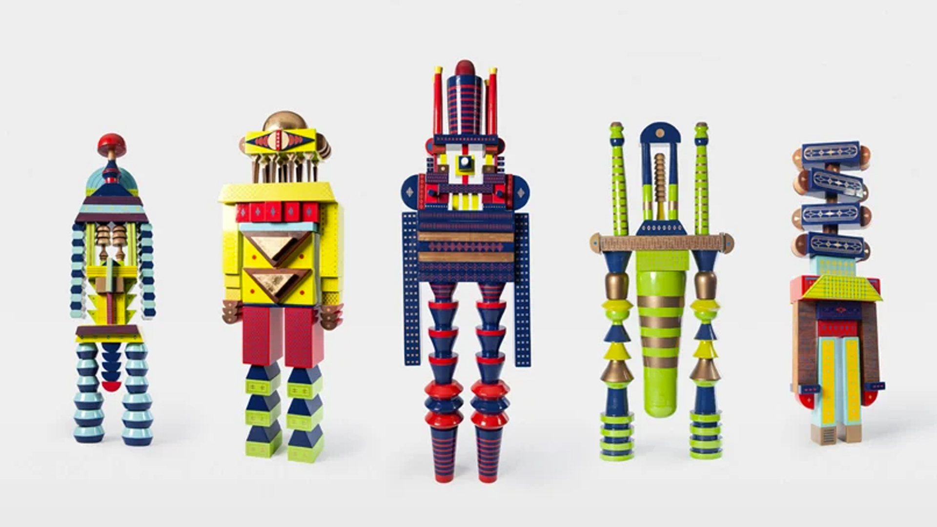 עיצוב שנולד מחדש. כל אחד מהצעצועים עשוי בעבודת יד מעץ וצבע הניתנים להרכבה עצמית.