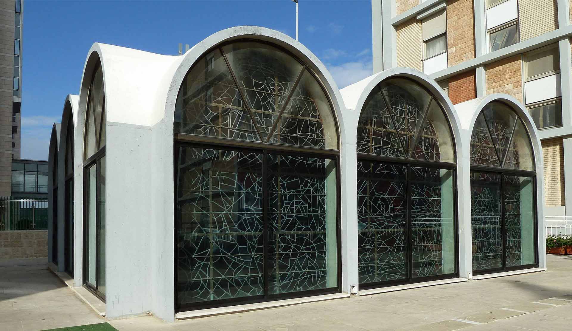 'חלונות שאגאל' בית הכנסת מבחוץ ומבפנים. מקור: ויקיפדיה