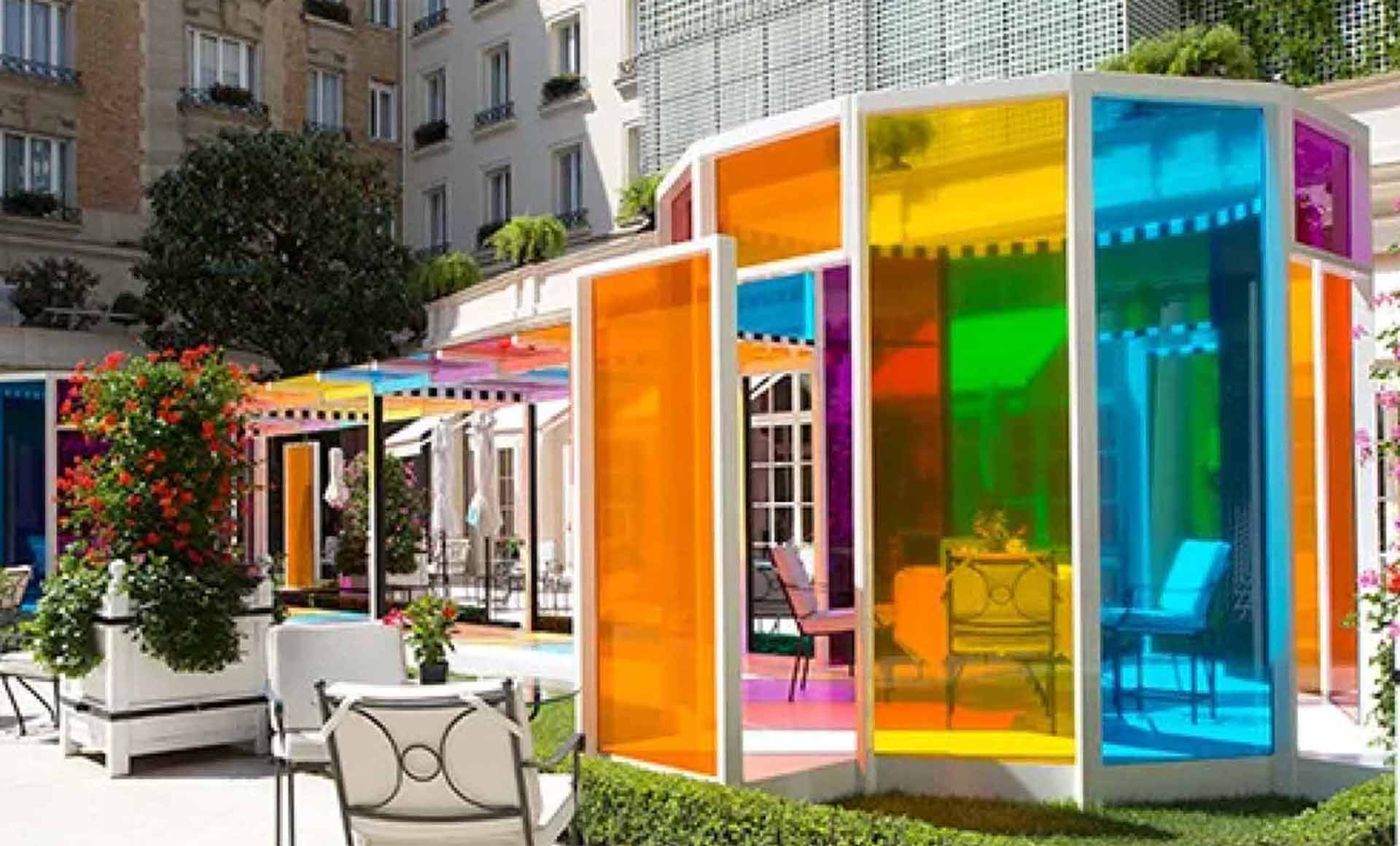 דניאל ביורן יוצר נוף בגנים של מלון לה בריסטול פריז. צילום: DB-ADAGP, מאת ג'ולי ג'וברט ארכיון כאמל מנור