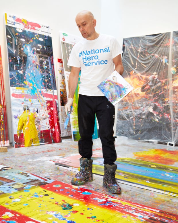 מארק קווין מצייר בסטודיו שלו בלונדון, אפריל 2020.