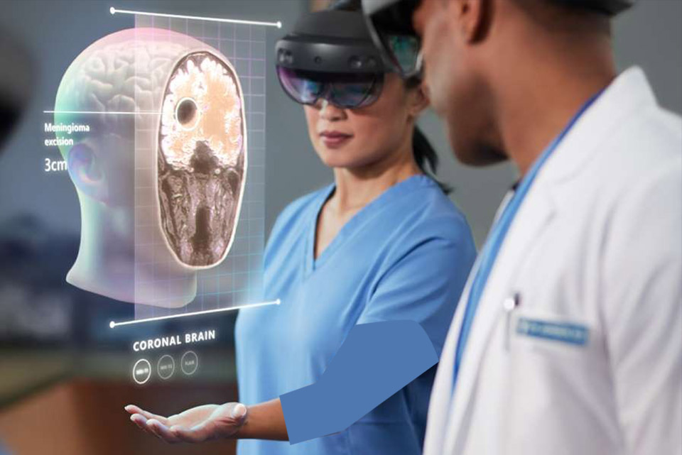 שימוש בטכנולוגית VA/VR בחדר ניתוח. MICROSOFT