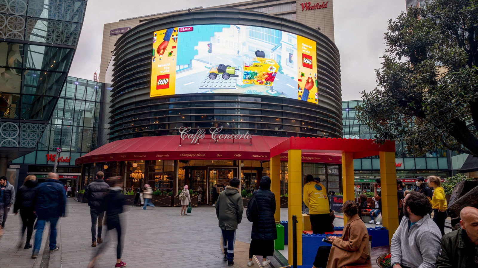 חוויה דיגיטלית סוחפת במרכז הקניות ווסטפילד סטרטפורד בלונדון. שיתוף הפעולה של חברת LEGO ו- Overleap. BY: ultraleap